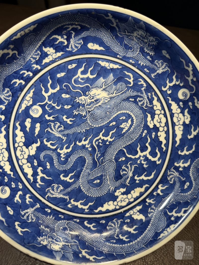 清乾隆 青花地留白龙纹盘 - 图9